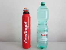 Das Feuerlöschspray FE-F600-DE im Größenvergleich zu einer herkömmlichen Wasserflasche